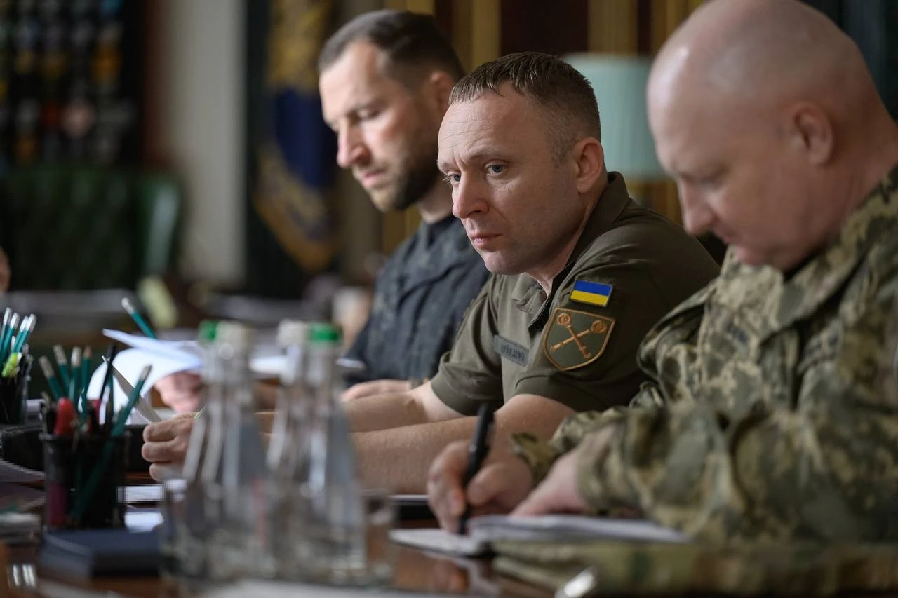 Учасники наради щодо дипстрайків, зокрема новий головнокомандувач ЗСУ Михайло Драпатий і в.о. міністра оборони Євгеній Хмара