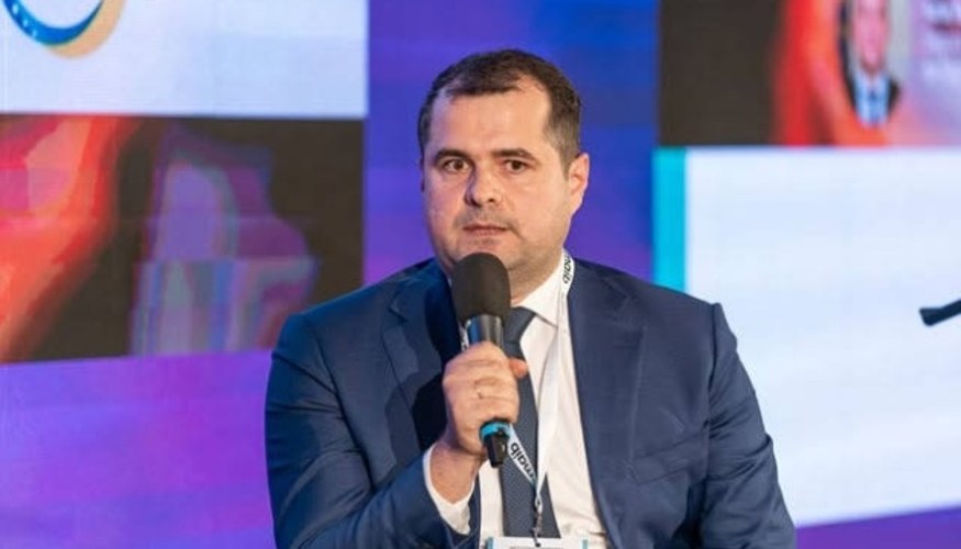 Василе Тофан на брифінгу з Маєю Санду та Ігорем Гросу