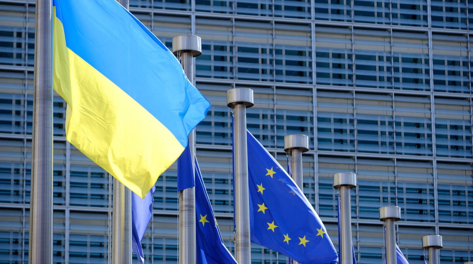 Логотип Ukraine Facility на тлі прапора ЄС як позначення європейського фінансування