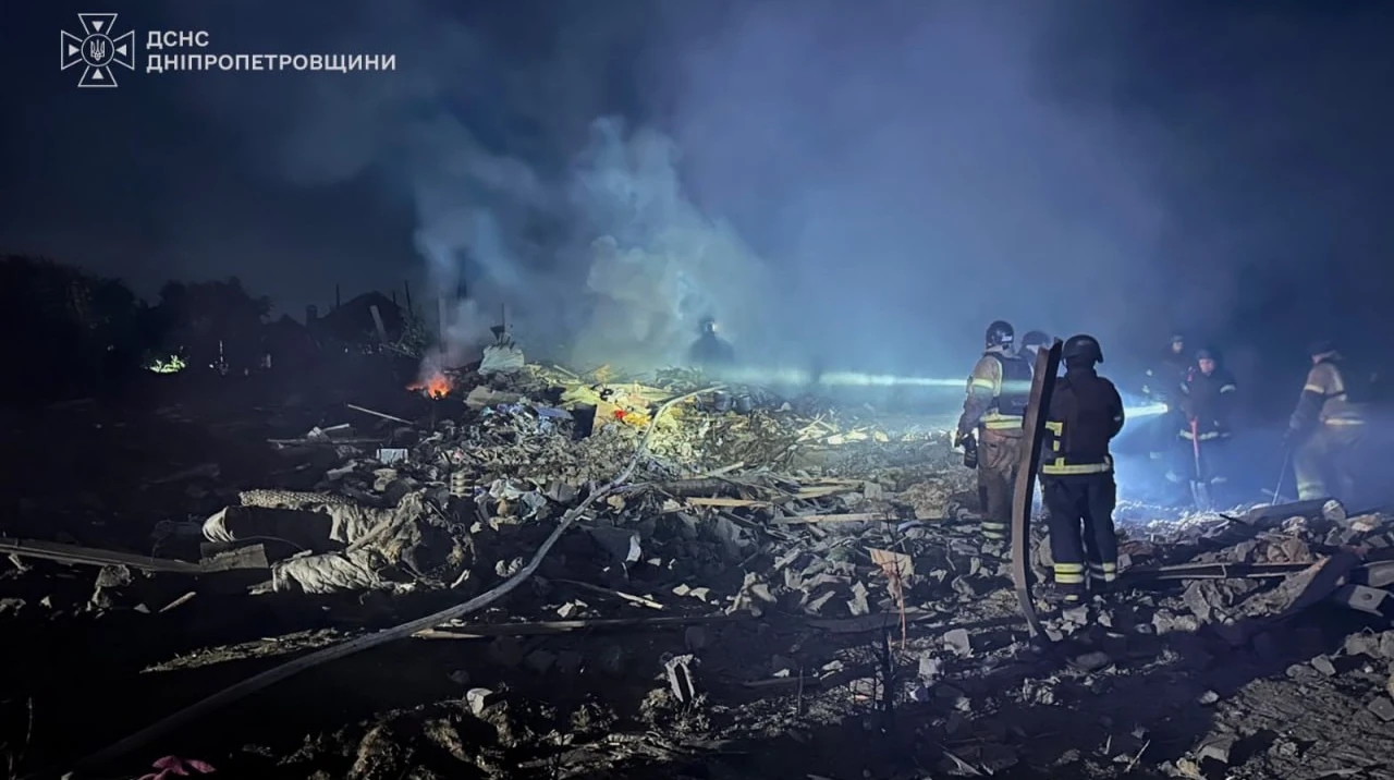 Наслідки російського удару по житловому будинку: рятувальники розбирають завали на місці влучання.