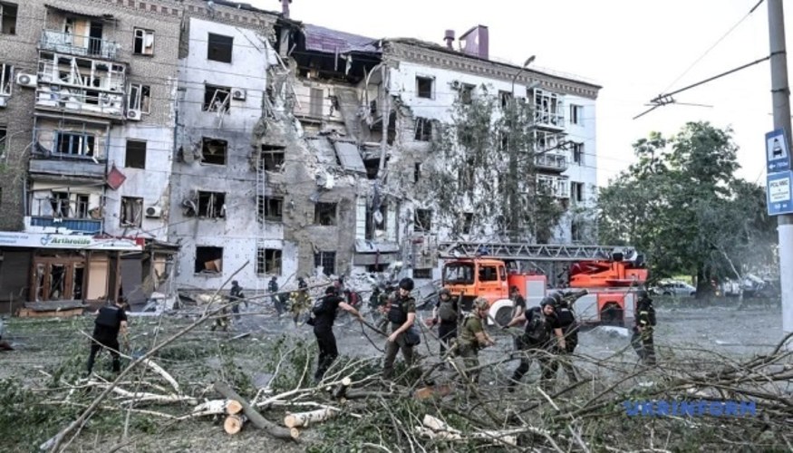 Зруйновані два поверхи п'ятиповерхового будинку в житловому кварталі Запоріжжя після російського удару