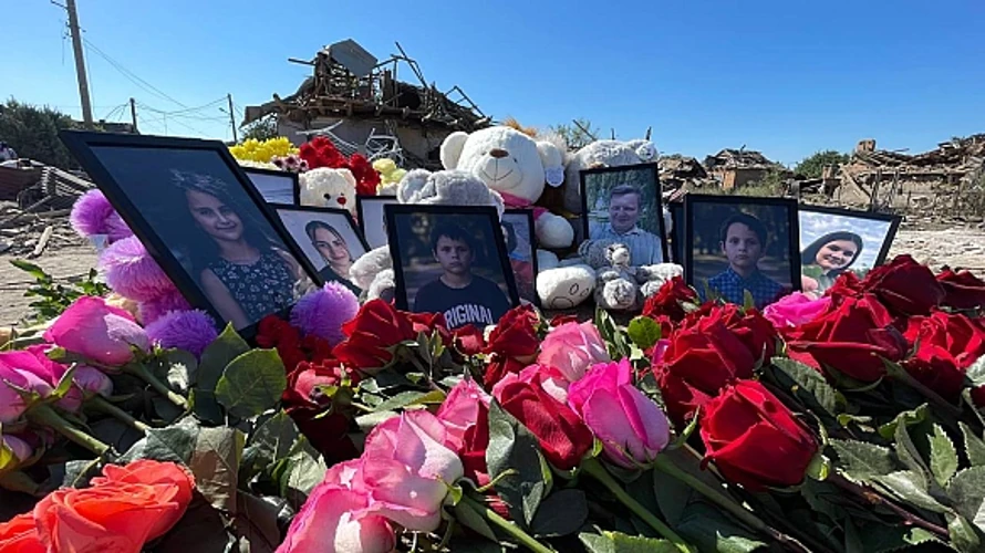 Меморіал біля зруйнованого будинку родини Воронових у Радушному: квіти, іграшки та дитячі малюнки, принесені жителями до