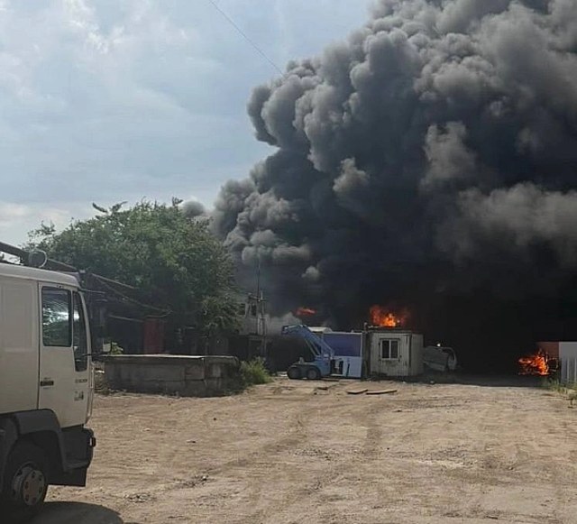 Наслідки удару по цивільному підприємству в Одесі: пожежа господарської техніки та пошкоджена газова магістраль