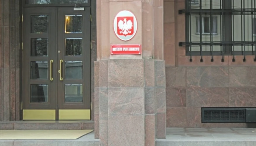 Польська поліція біля вирви на полі між селами Тарнава-Колонія та Токари у Люблінському воєводстві