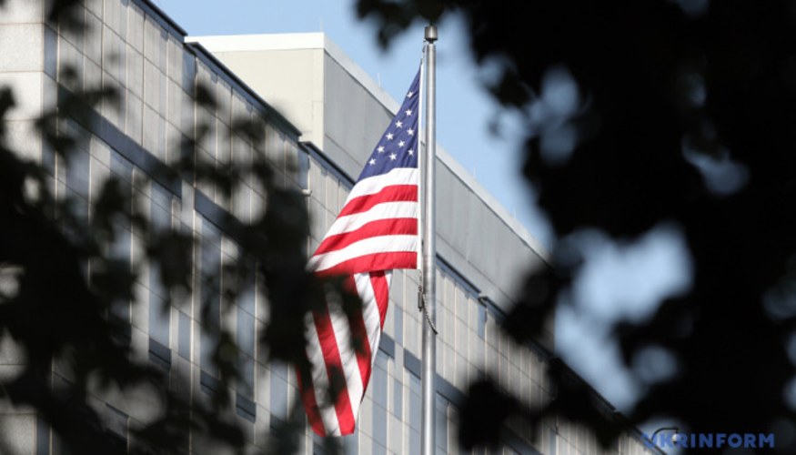 Дональд Трамп підписує документи в Білому домі