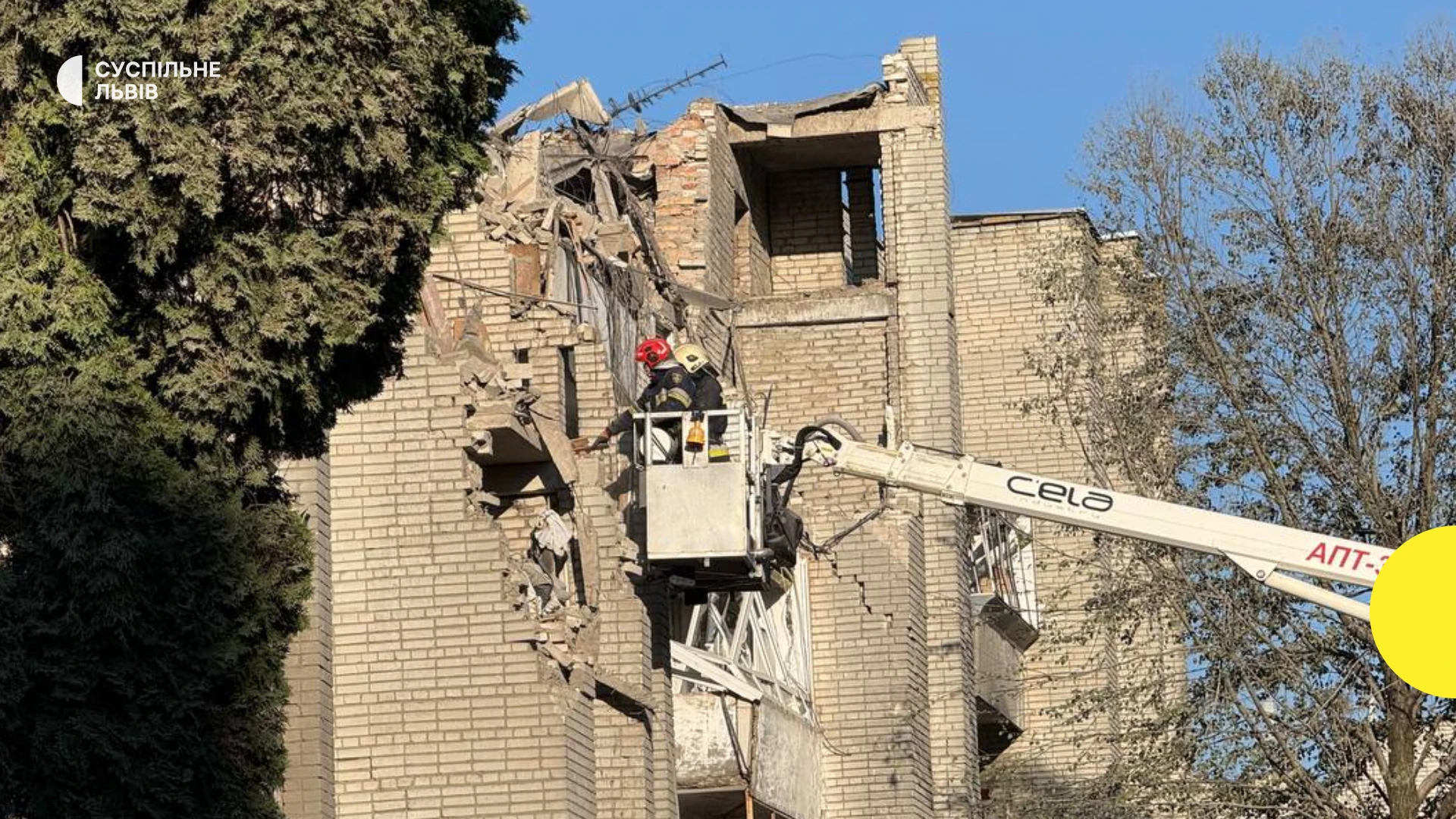 Рятувальники на місці ракетного удару по житловому будинку на вул. Патона у Львові