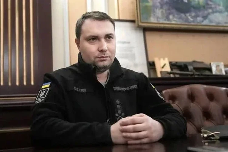 Кирило Буданов під час спілкування з журналістами