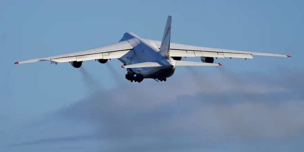 Поліцейські та рятувальні служби біля українського Ан-124-100 «Руслан» із бортовим номером UR-82072 в аеропорту Лейпциг/Галле