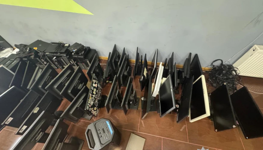 Правоохоронці під час обшуку у викритому шахрайському кол-центрі з вилученою технікою та цінностями