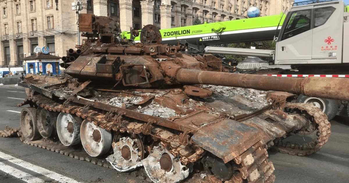 Знищений російський танк Т-90А, наданий Національним військово-історичним музеєм України