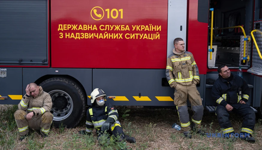 Рятувальники ДСНС ліквідовують наслідки пожежі на підприємстві харчової промисловості в Білій Церкві