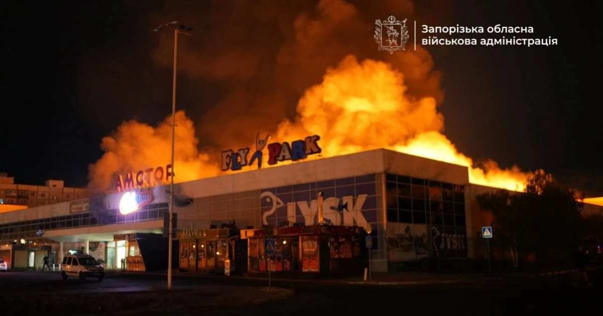 Пожежа на даху торговельного центру в Запоріжжя внаслідок російського удару