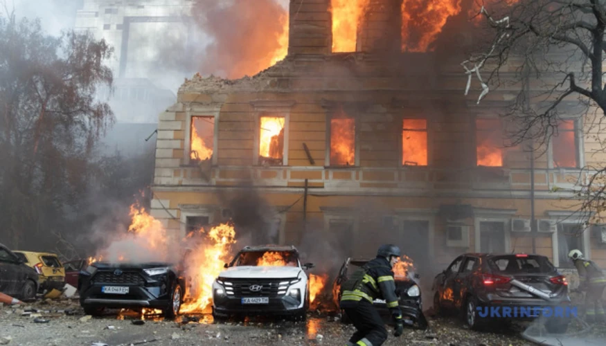 Пожежа на даху та верхньому поверсі будівлі НАНУ після удару російського дрона у Києві