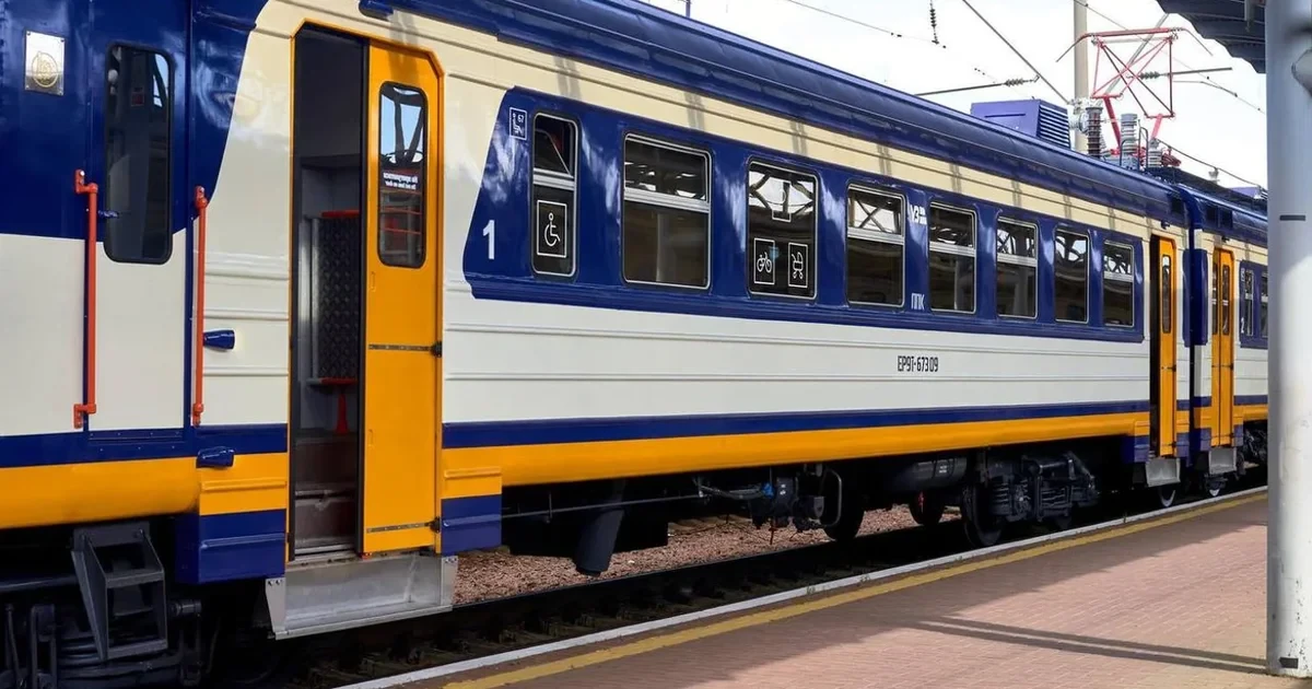 Вагон пасажирського потяга Укрзалізниці на станції