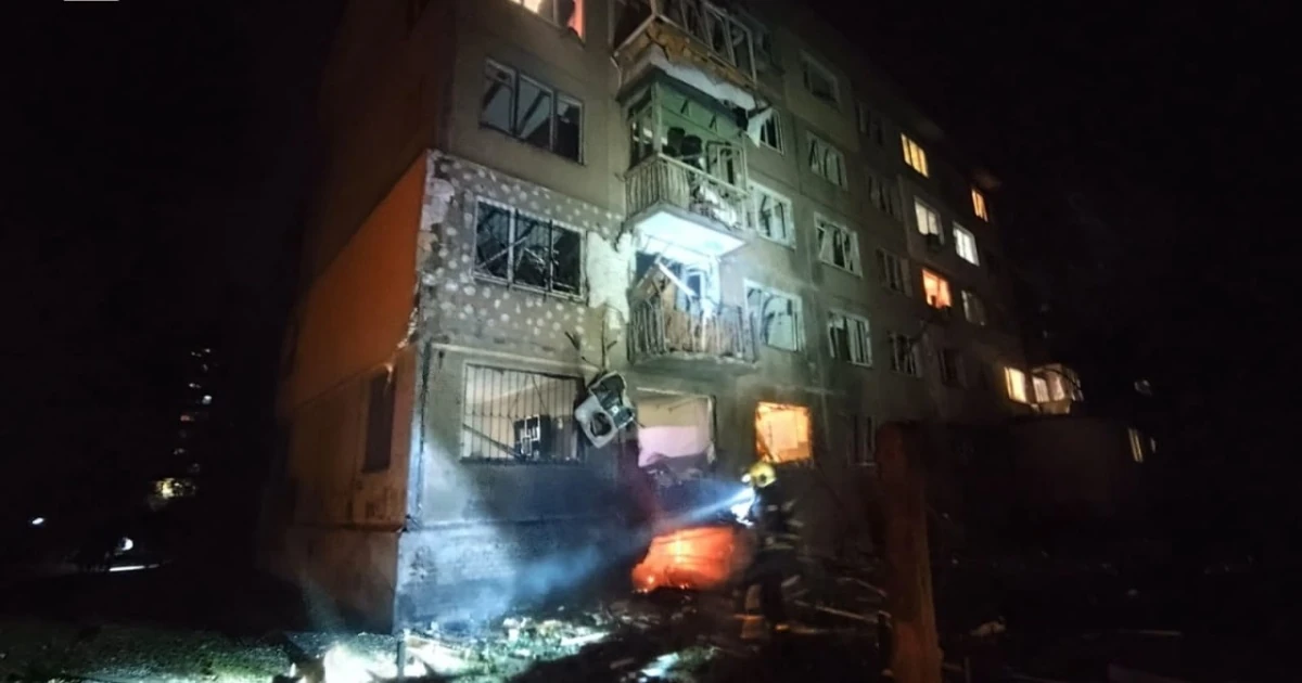 Пошкоджене підприємство у Дніпрі та п'ятиповерхівка у Києві після нічної атаки