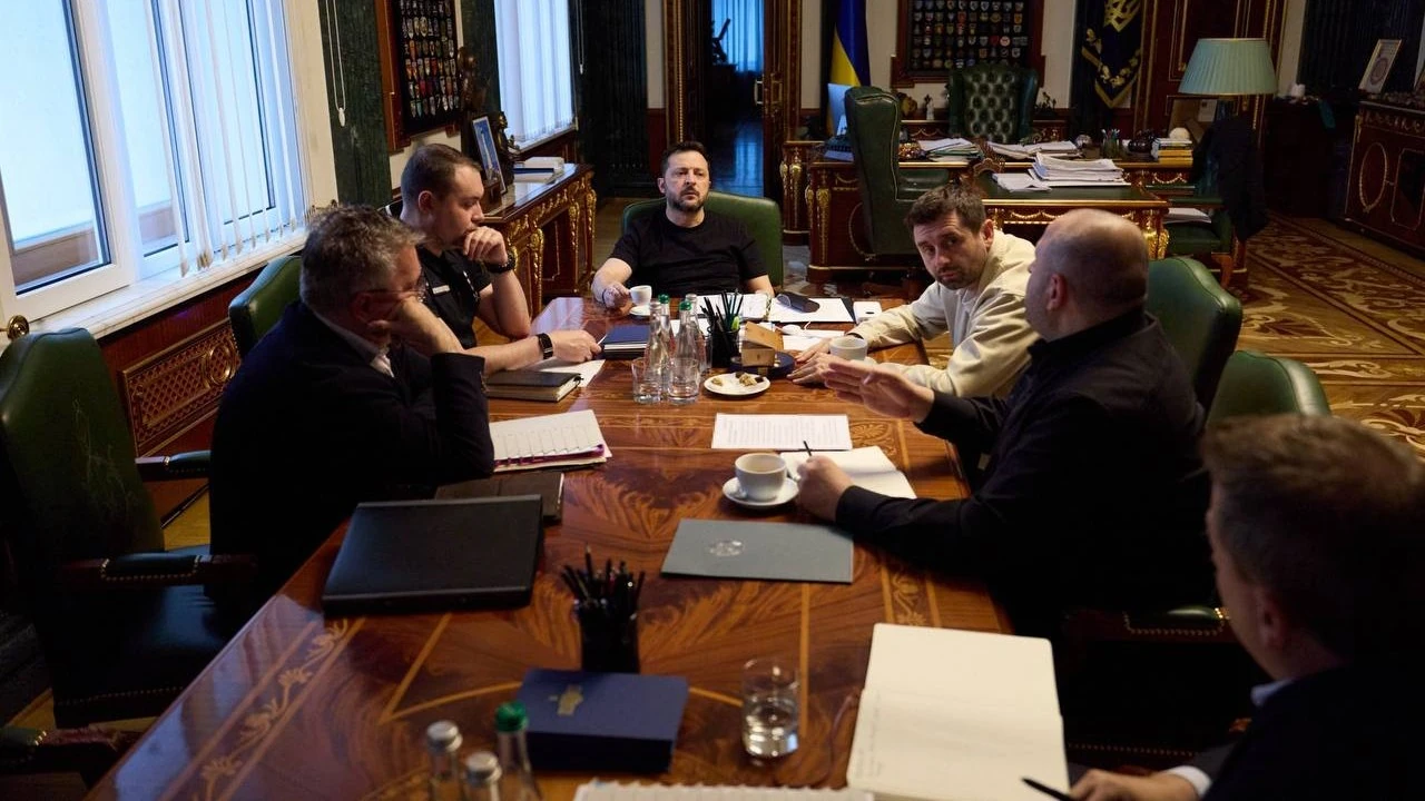 Володимир Зеленський під час заслуховування доповіді української делегації