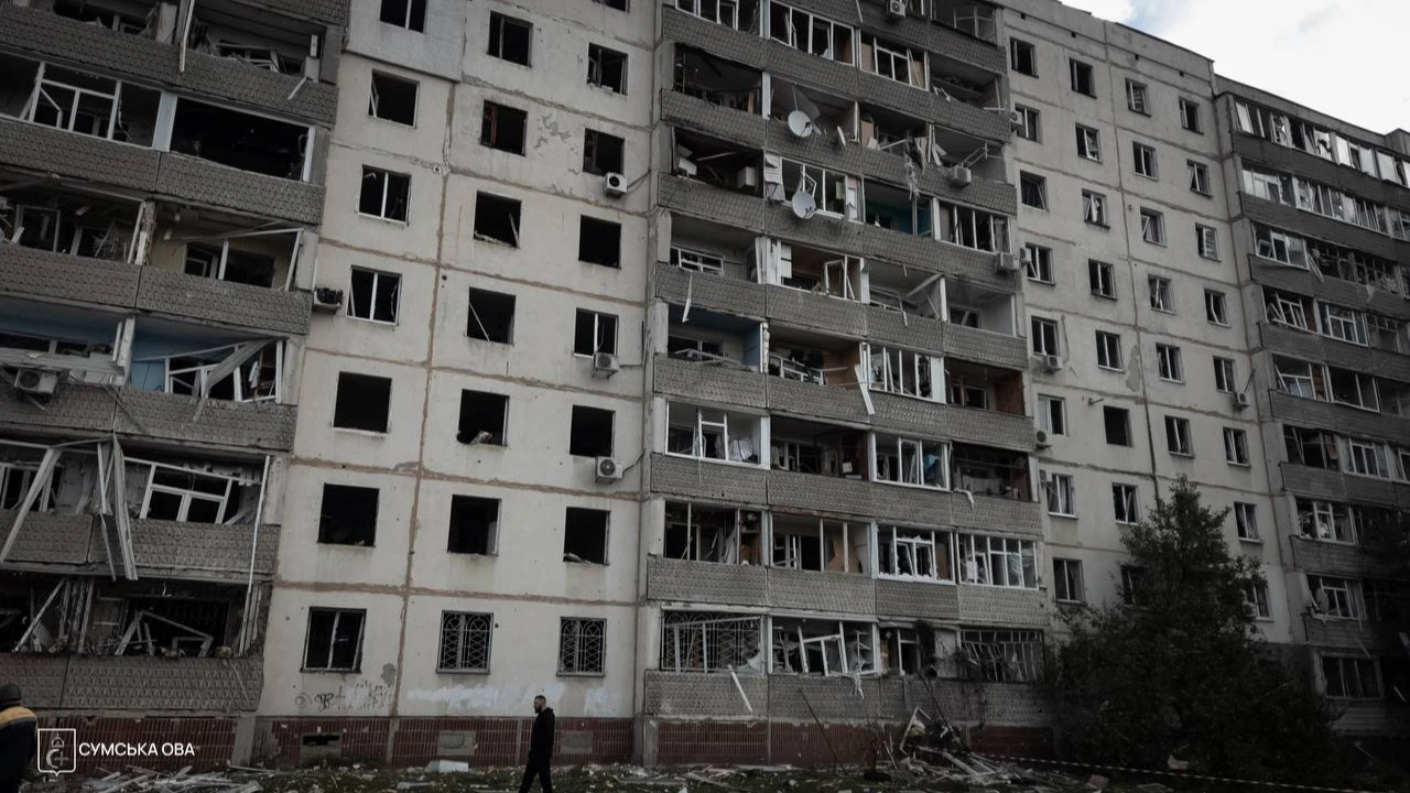 Наслідки удару КАБами по Зарічному району Сум 4 жовтня: пошкоджені будинки та пожежа