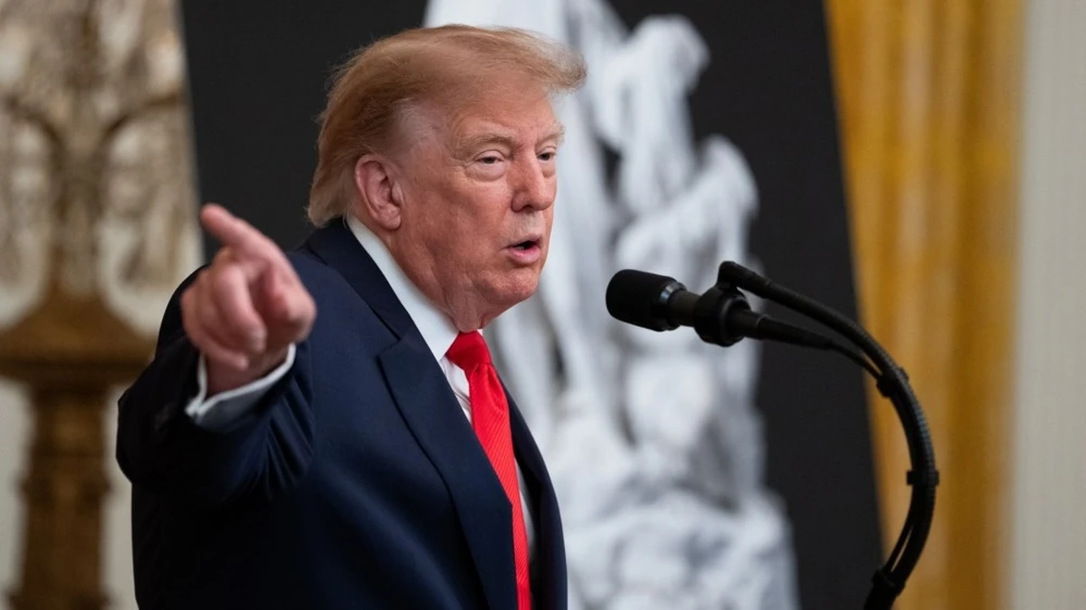 Дональд Трамп на тлі логотипу Truth Social у контексті оголошення про енергетичне перемир'я між Україною та Росією